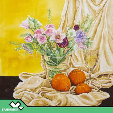 Gemaltes Stillleben mit einem Blumenstrauß in einer Glasvase, Orangen und einem Weinglas vor einem Stück Stoff.